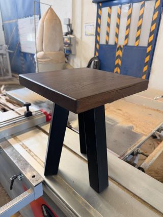 Dubová židlička nebo odkládací stoleček? To je náš DUBKOUN🪵🙂. - tmavý odstín - 35/35cm tloušťka desky 4cm 💪 - ocelové nohy...