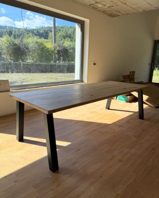 Jídelní stůl Král severu 260cm/100cm světlý odstín. - Masivní Dubová deska - Ocelová celokonstukce v černém komaxitu -...